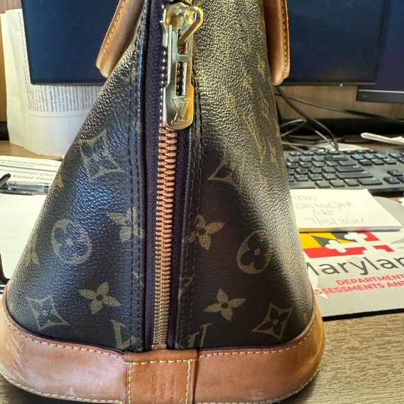 Louis Vuitton Alma - Picture 2 of 15